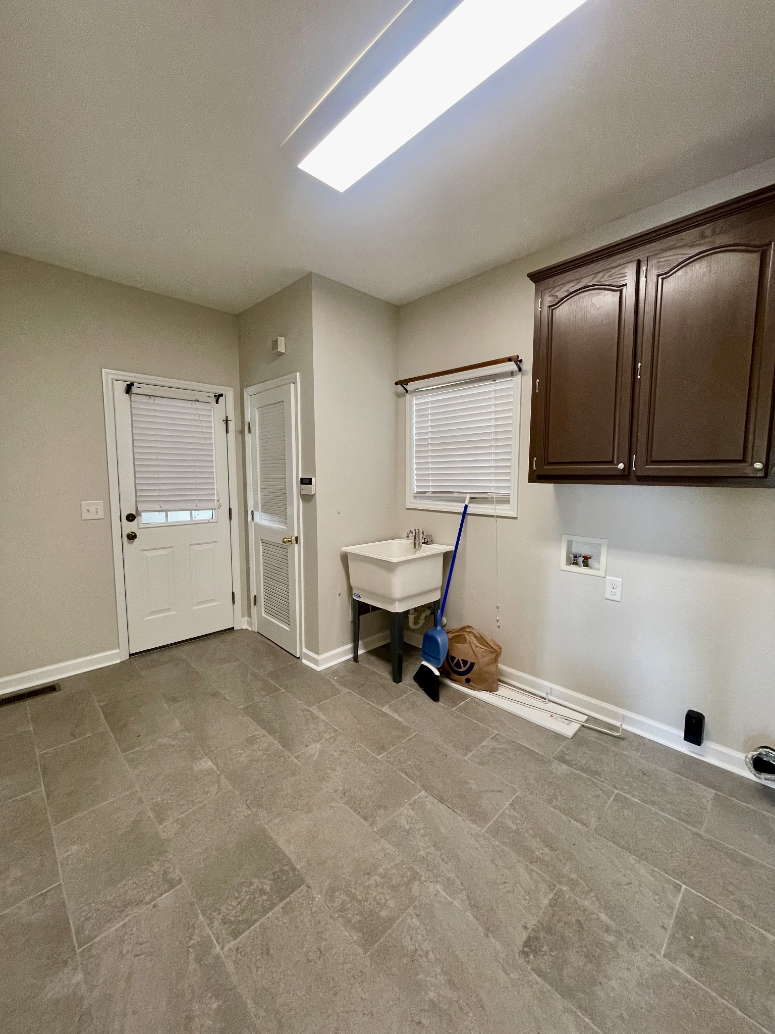 40 Harding Road Leoma, TN 38468 - Photo 10 of 35 a view of a livingroom with car parked