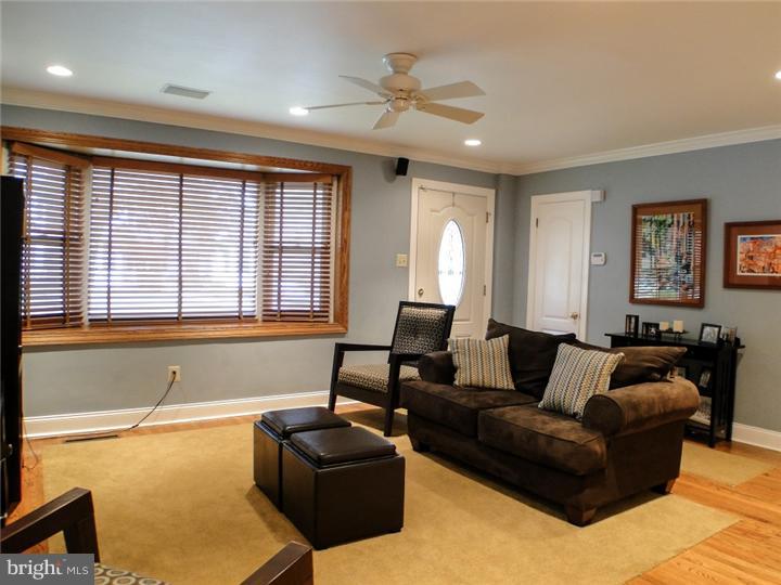 110 Penn Oak Road Flourtown, PA 19031 - Photo 8 of 15 Living Room