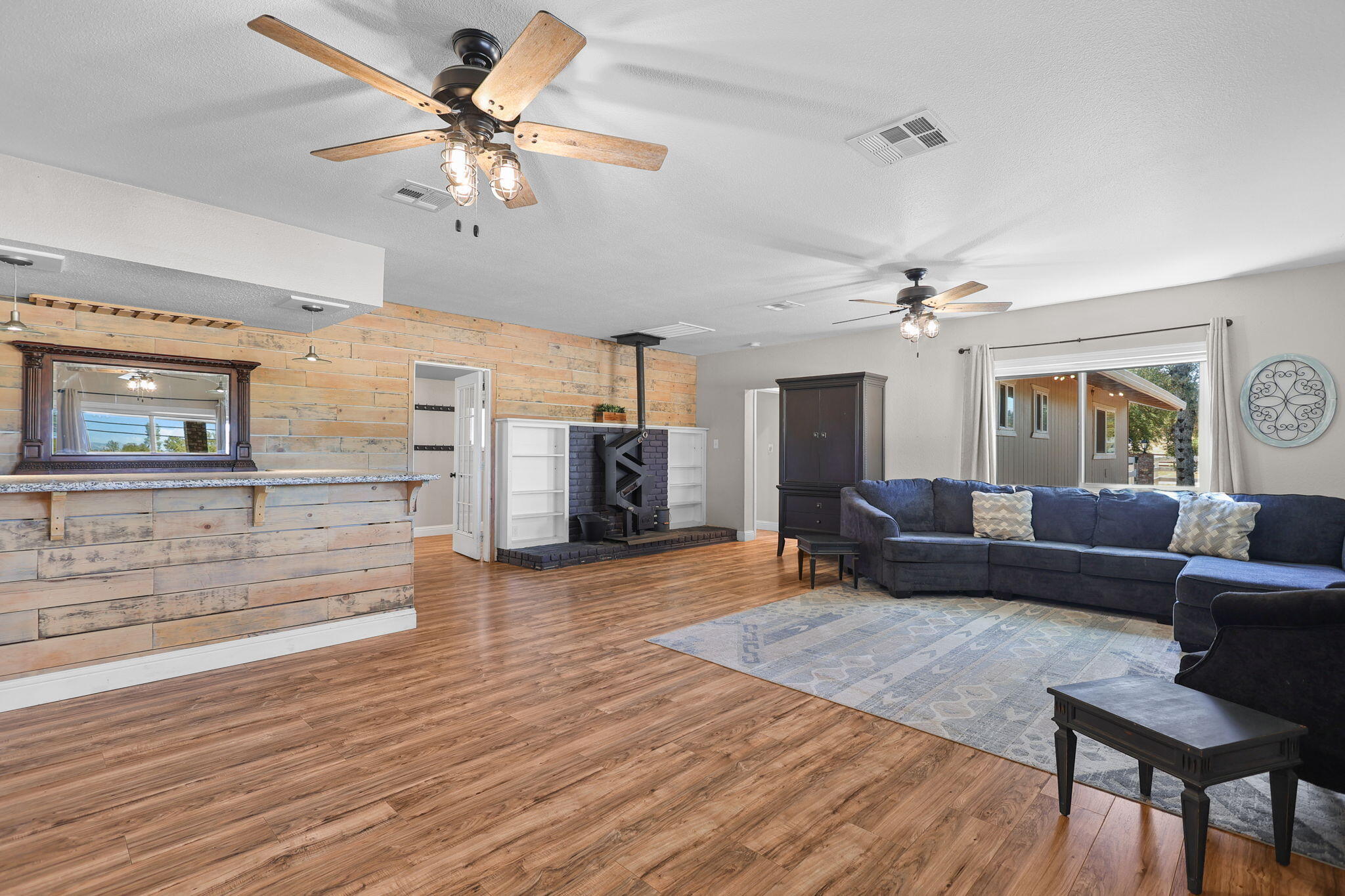 9027 Silver Bridge Road Palo Cedro, CA 96073 - Photo 17 of 104 Living room