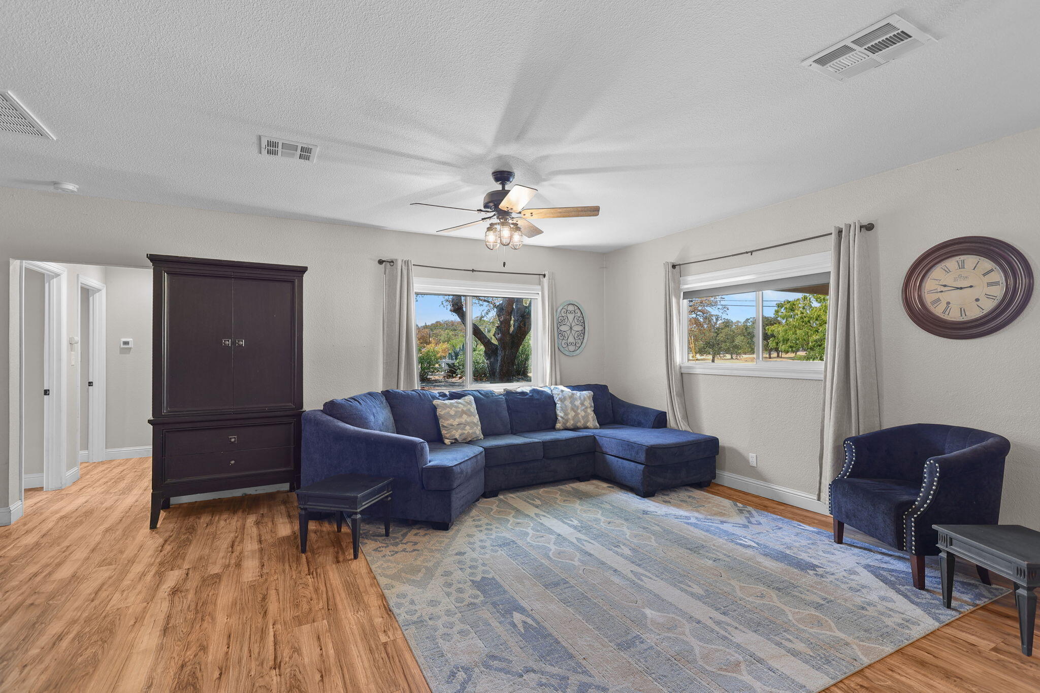 9027 Silver Bridge Road Palo Cedro, CA 96073 - Photo 19 of 104 Living room