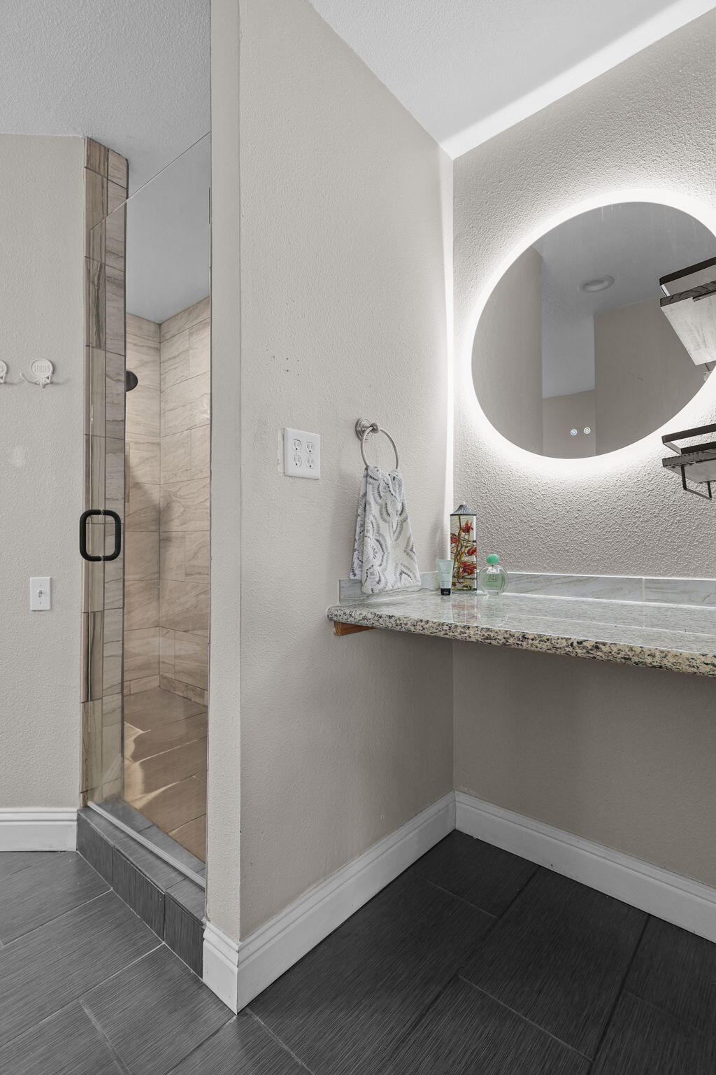 9027 Silver Bridge Road Palo Cedro, CA 96073 - Photo 25 of 104 Huge walk in shower