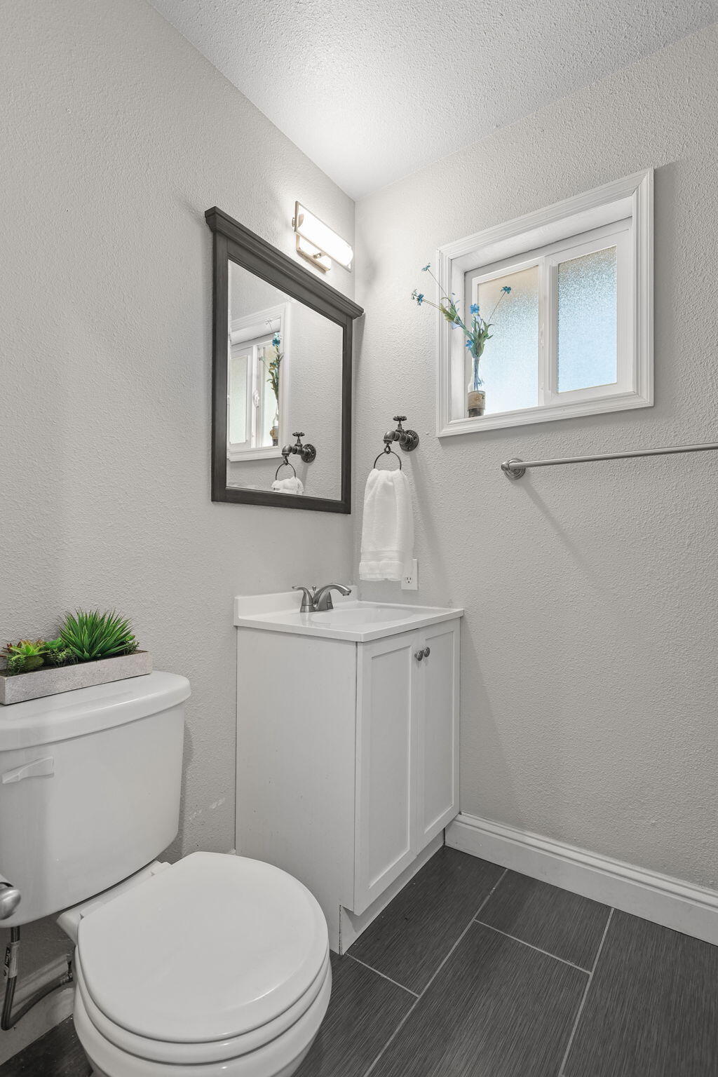 9027 Silver Bridge Road Palo Cedro, CA 96073 - Photo 29 of 104 Guest bathroom