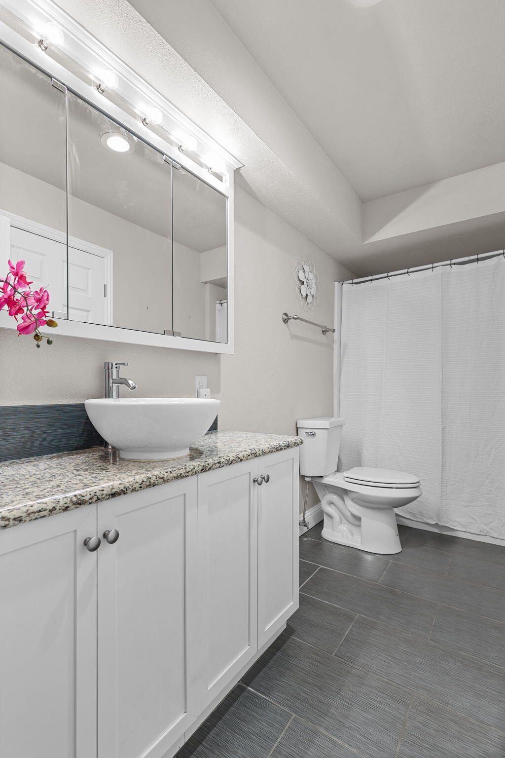 9027 Silver Bridge Road Palo Cedro, CA 96073 - Photo 42 of 104 Hall bath