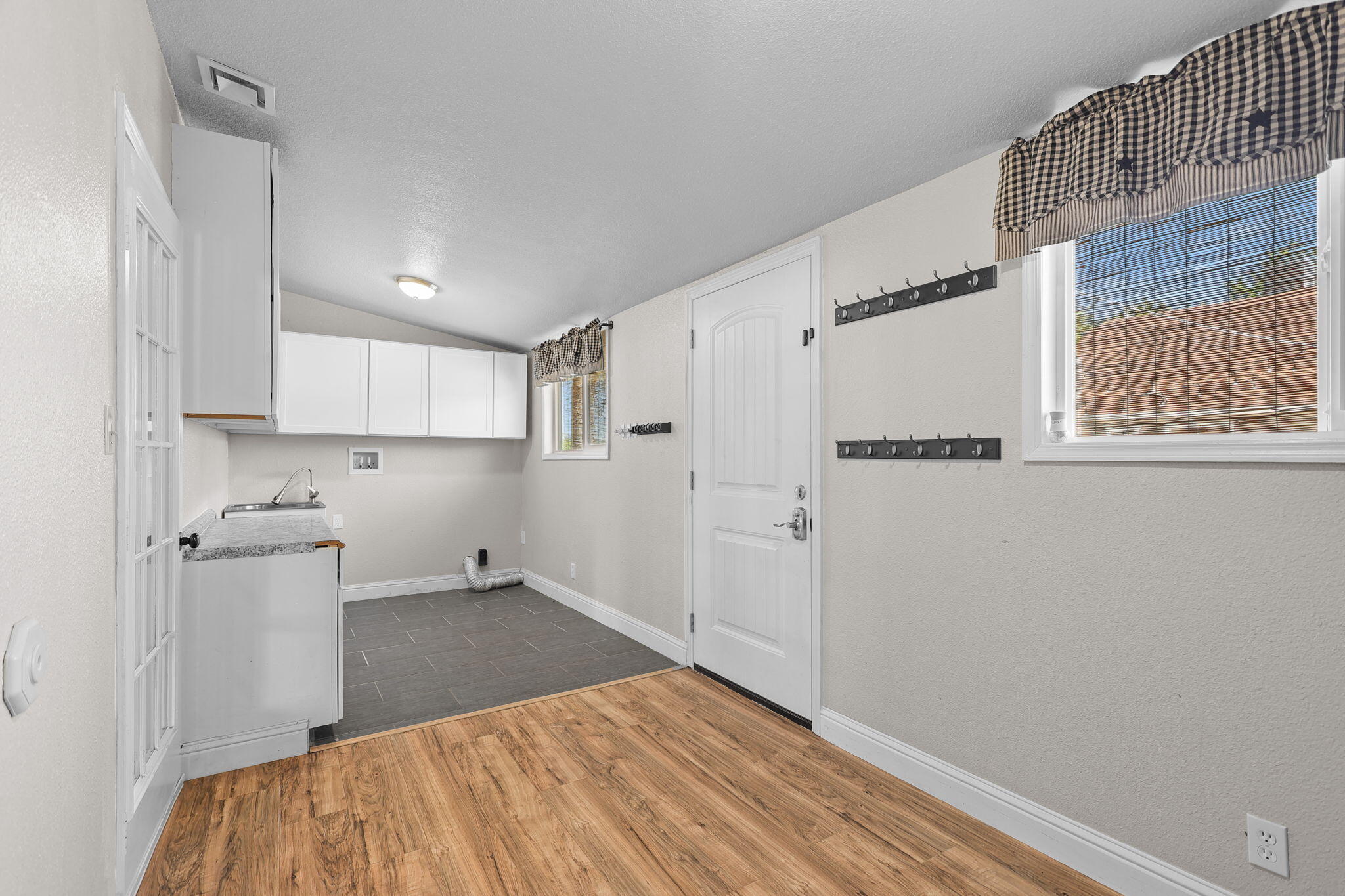 9027 Silver Bridge Road Palo Cedro, CA 96073 - Photo 47 of 104 Indoor laundry