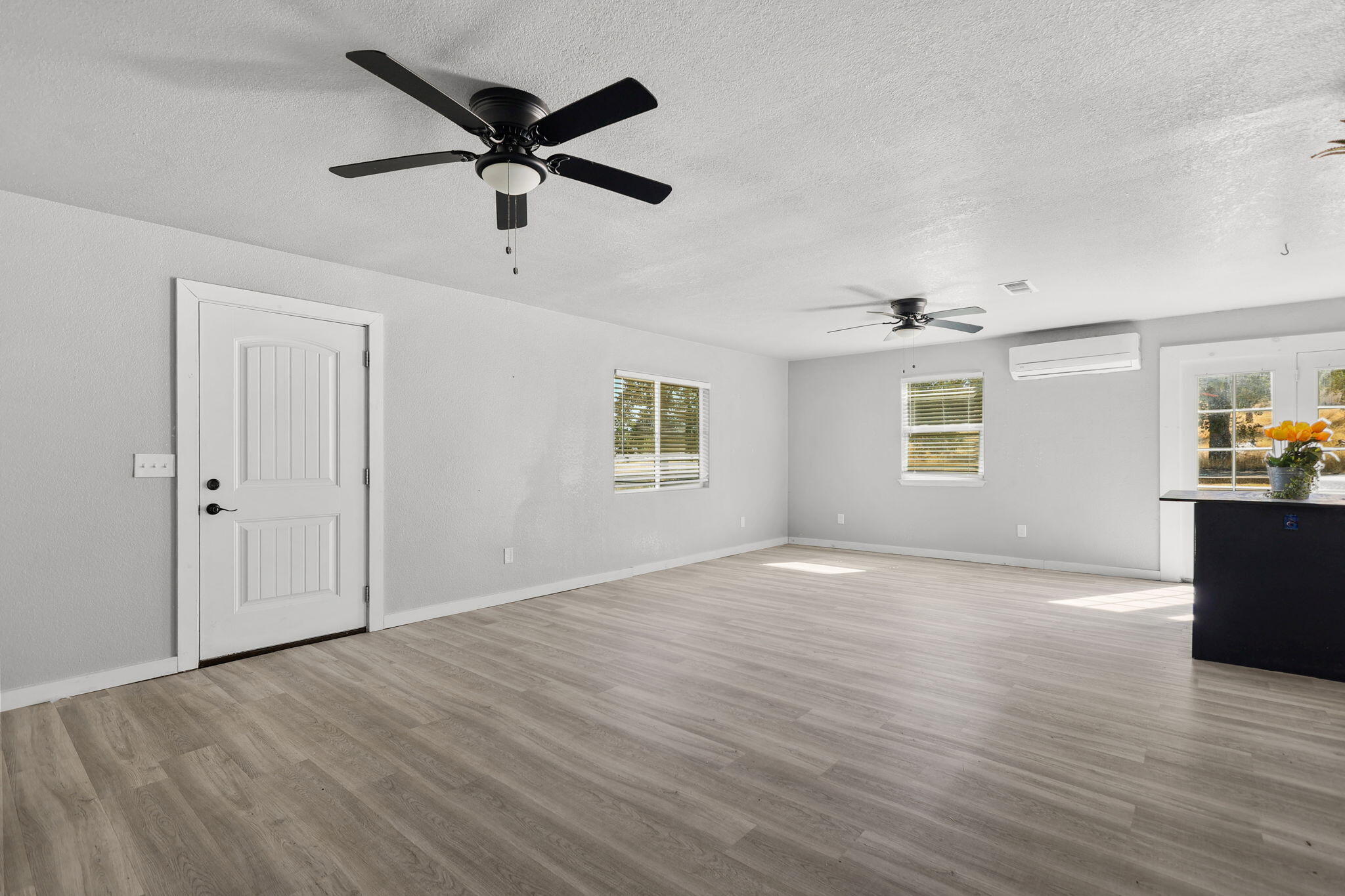 9027 Silver Bridge Road Palo Cedro, CA 96073 - Photo 53 of 104 Living room