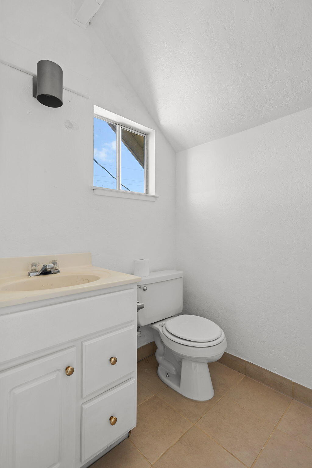 9027 Silver Bridge Road Palo Cedro, CA 96073 - Photo 83 of 104 Pool house bathroom