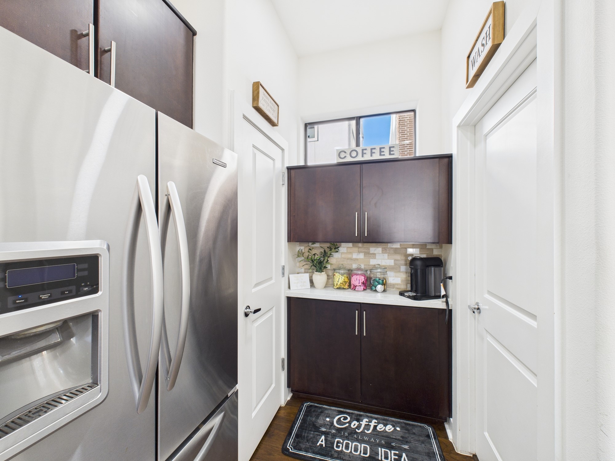 1404 Spring Street, Unit A Houston, TX 77007 - Photo 21 of 47 Small Coffee Bar, Pantry and Utility Room