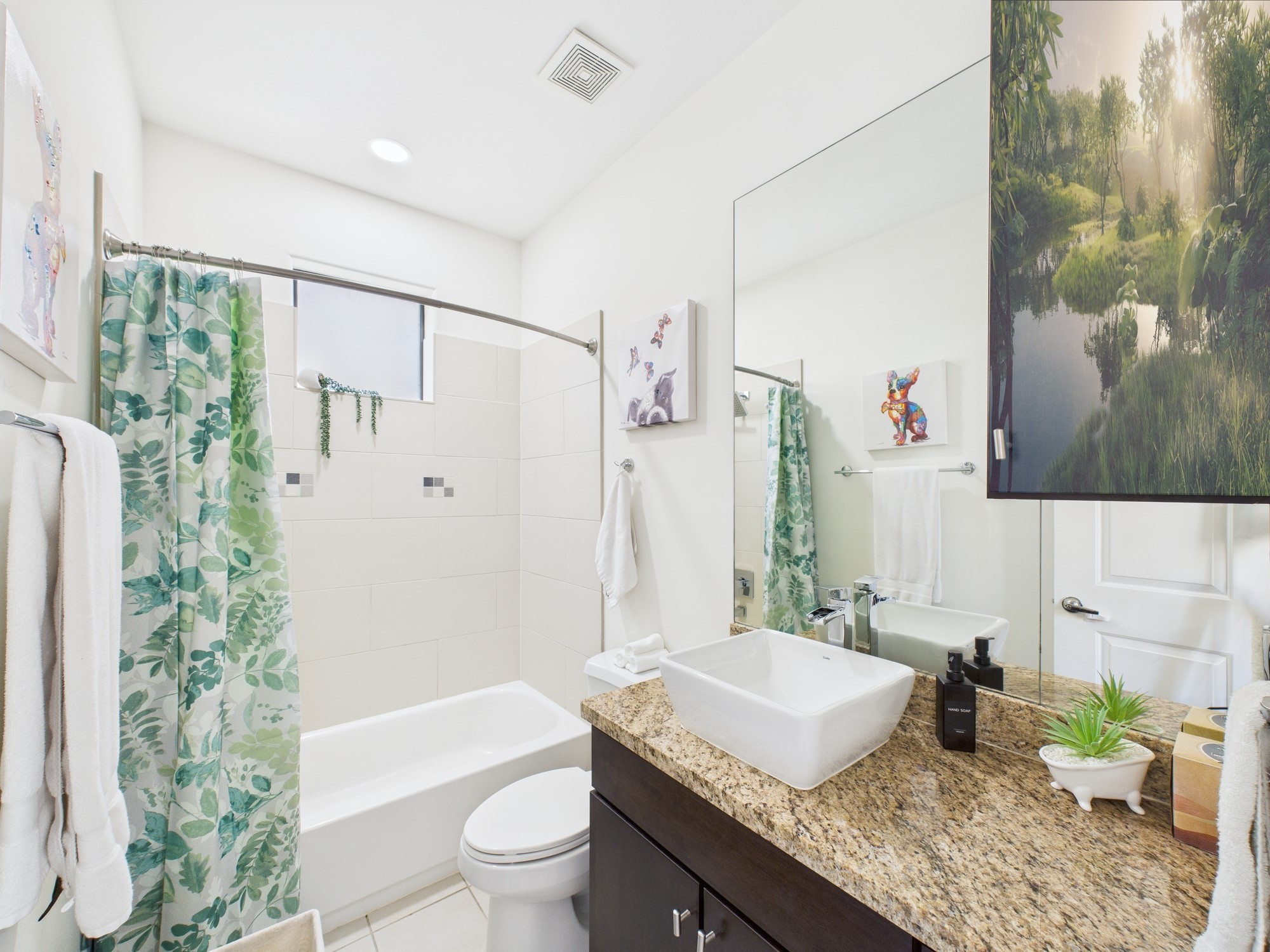 1404 Spring Street, Unit A Houston, TX 77007 - Photo 41 of 47 En-Suite with Tub/Shower Combo