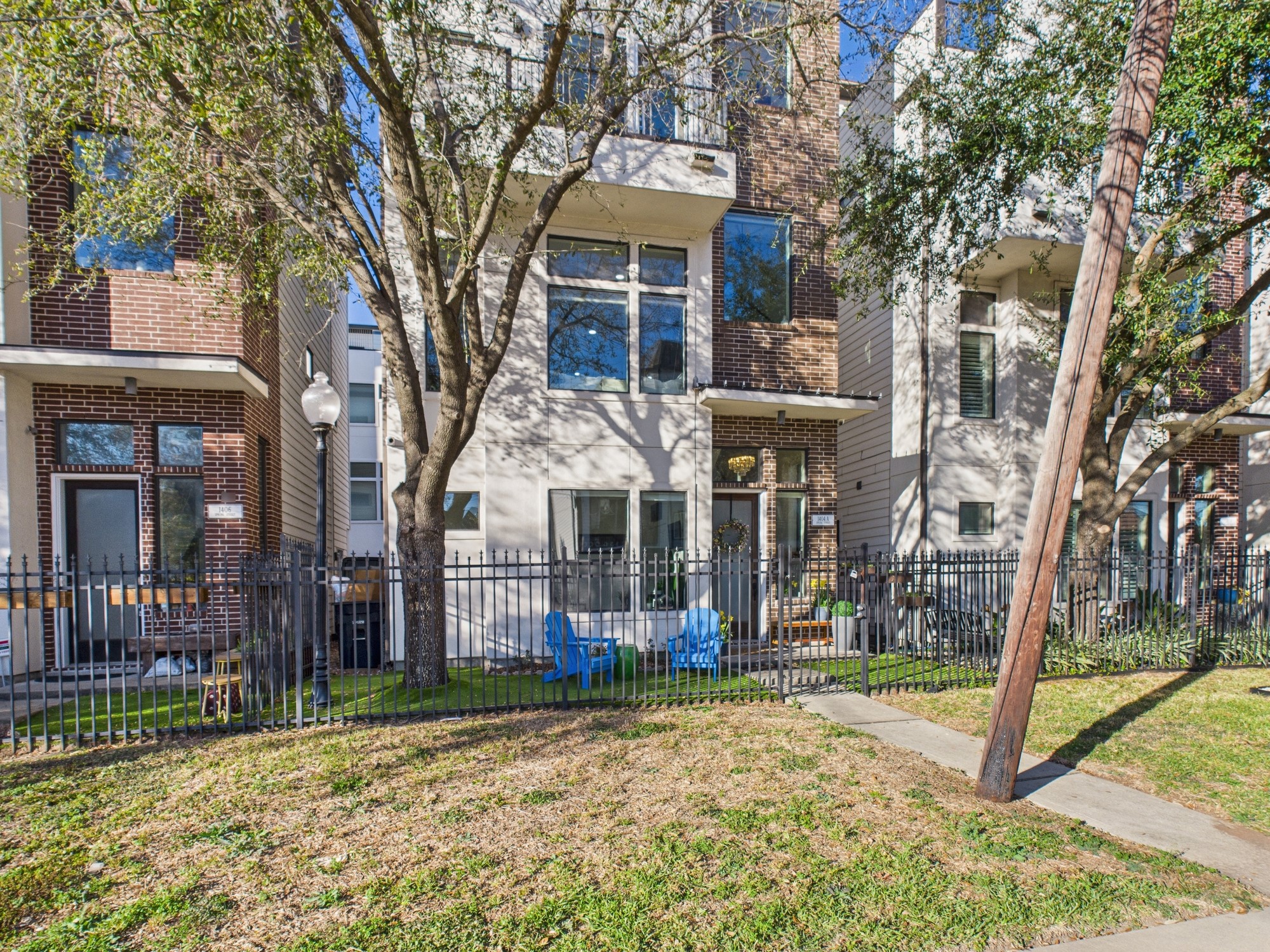 1404 Spring Street, Unit A Houston, TX 77007 - Photo 45 of 47 Gated front yard for a bit of security
