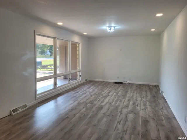 $150,000 | 3 Lynn-Rose Heights Drive, Mount Sterling, IL 62353