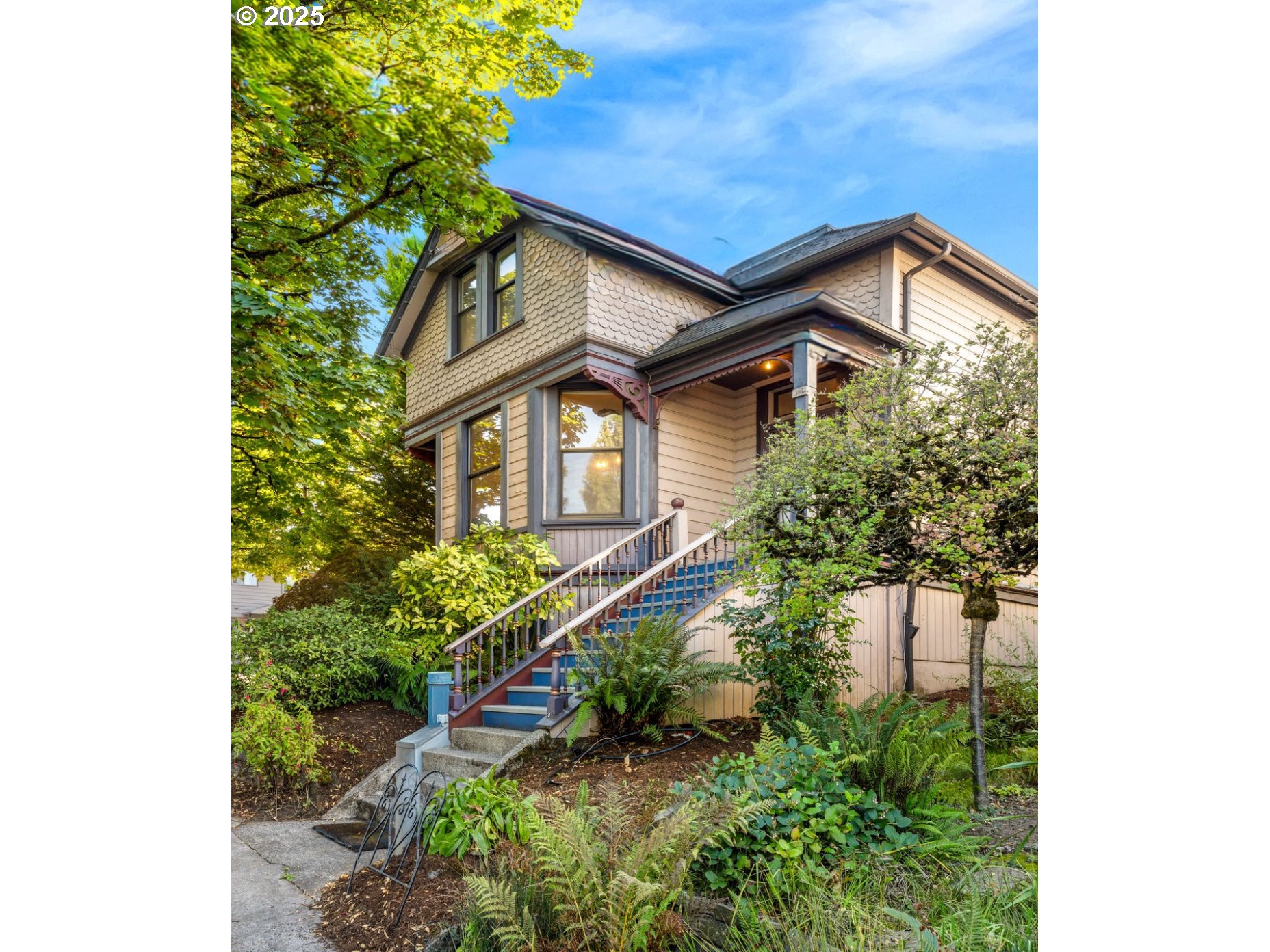 3635 South Corbett Avenue Portland, OR 97239 - Photo 1 of 30 a house view with a garden space
