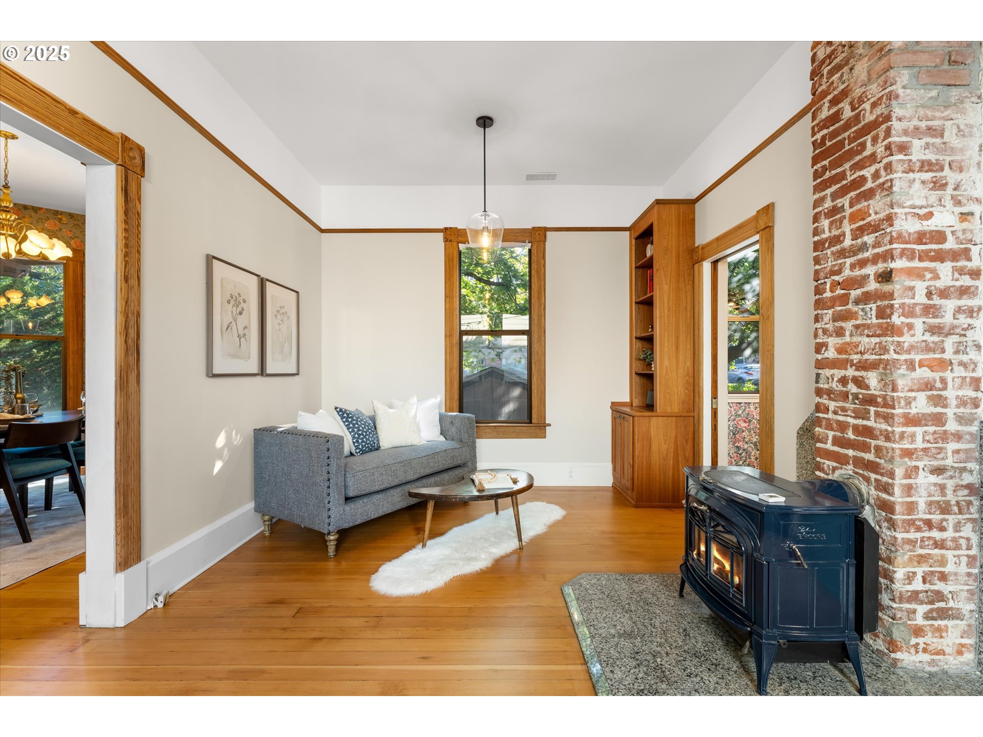 3635 South Corbett Avenue Portland, OR 97239 - Photo 11 of 30 a living room with furniture and a window