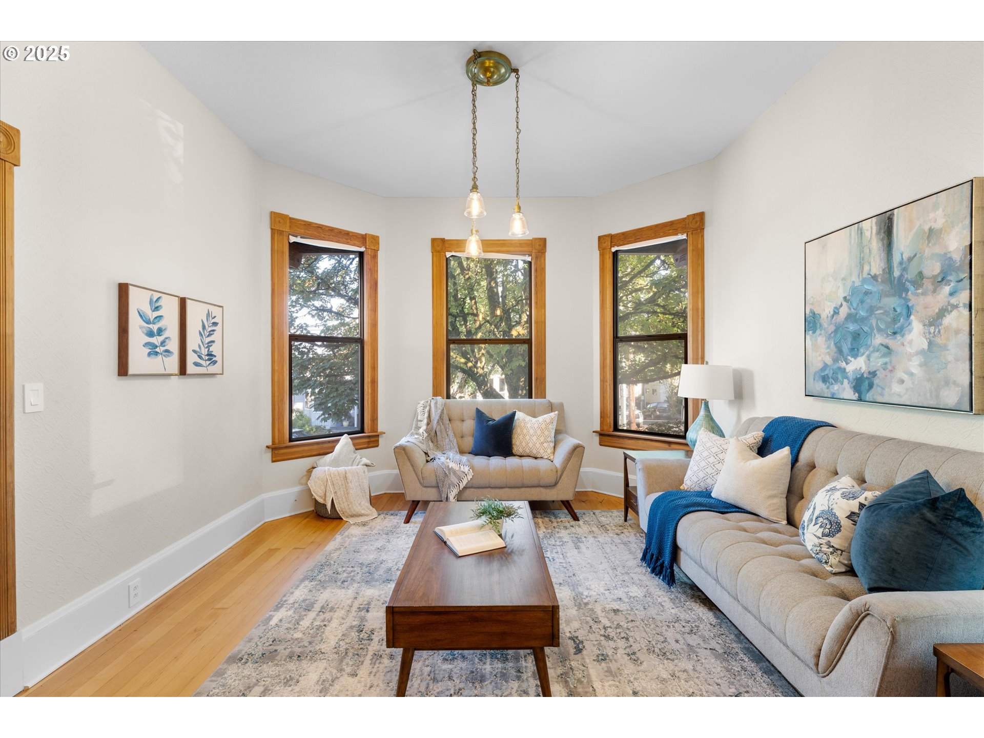 3635 South Corbett Avenue Portland, OR 97239 - Photo 12 of 30 a living room with furniture and a window