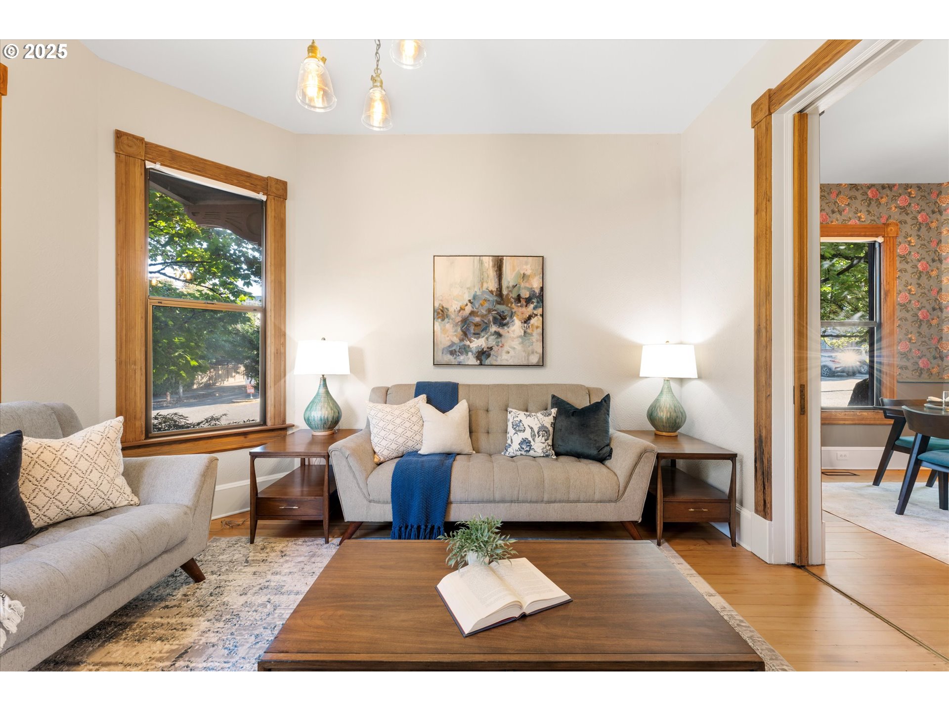3635 South Corbett Avenue Portland, OR 97239 - Photo 13 of 30 a living room with furniture rug and window