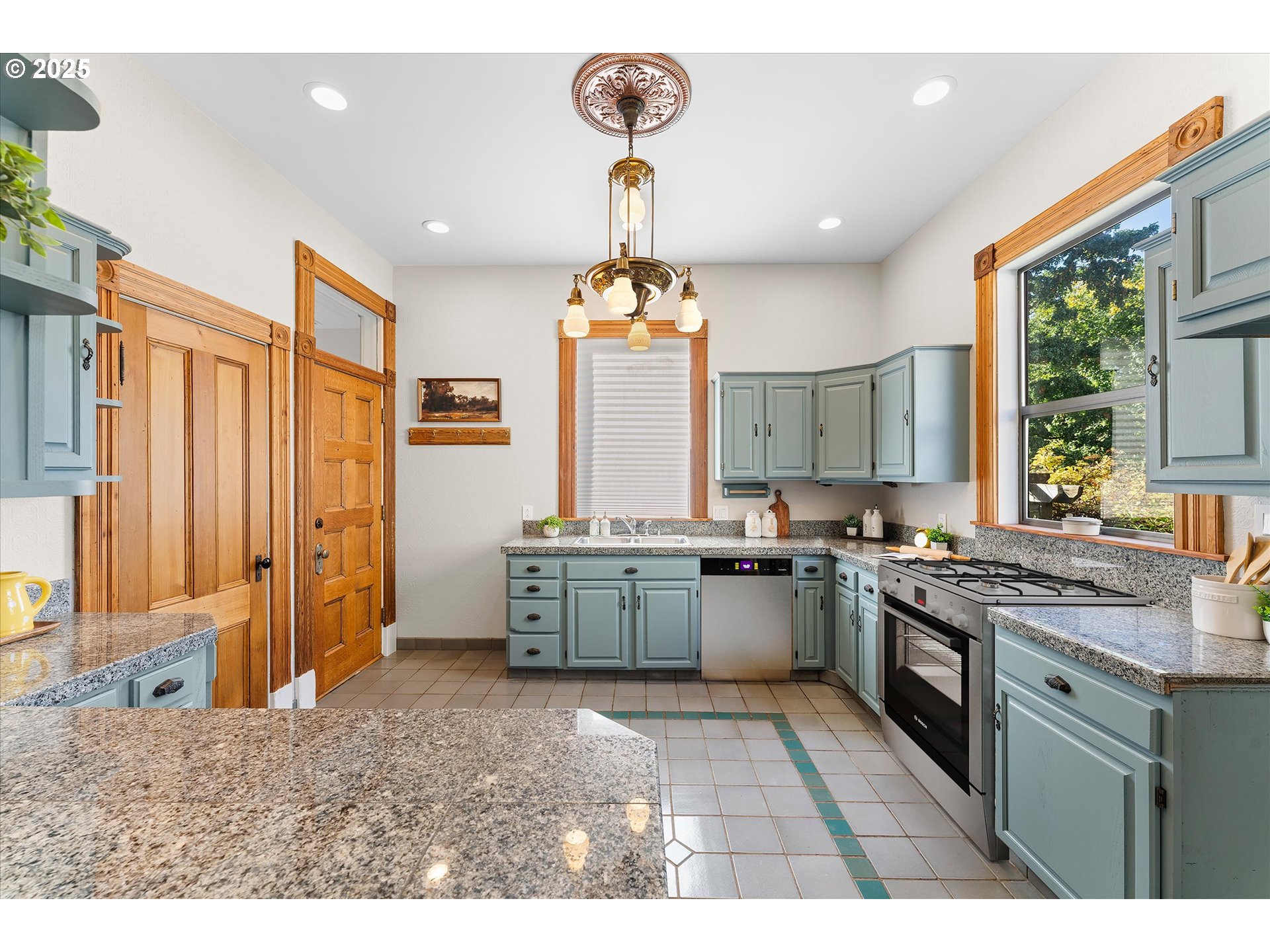 3635 South Corbett Avenue Portland, OR 97239 - Photo 14 of 30 a kitchen with a sink stove and refrigerator
