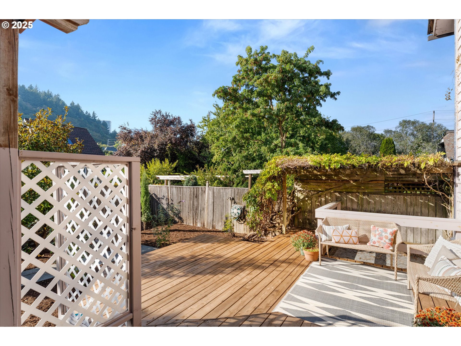 3635 South Corbett Avenue Portland, OR 97239 - Photo 17 of 30 a view of a terrace