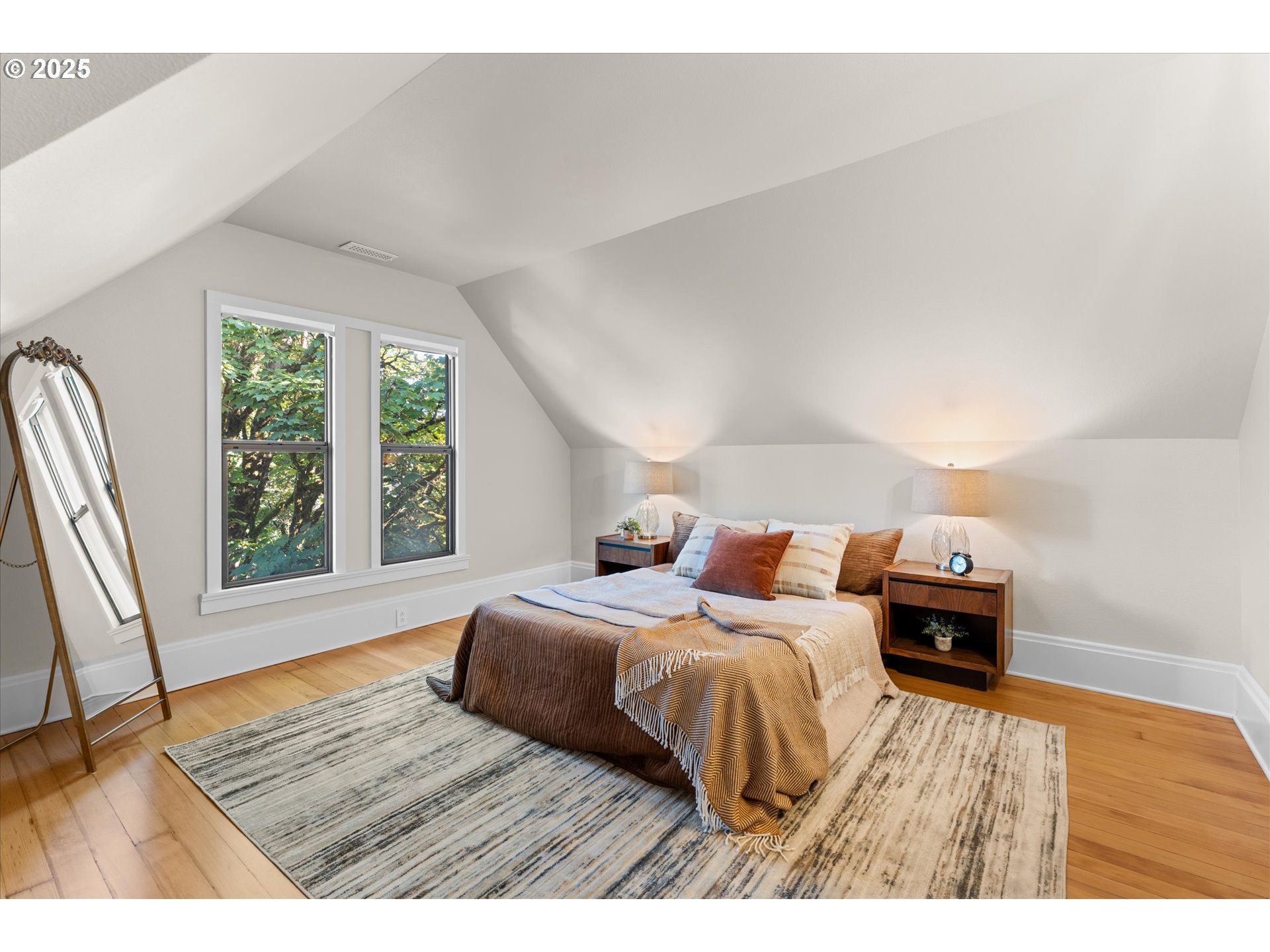 3635 South Corbett Avenue Portland, OR 97239 - Photo 20 of 30 a bedroom with a bed and a window