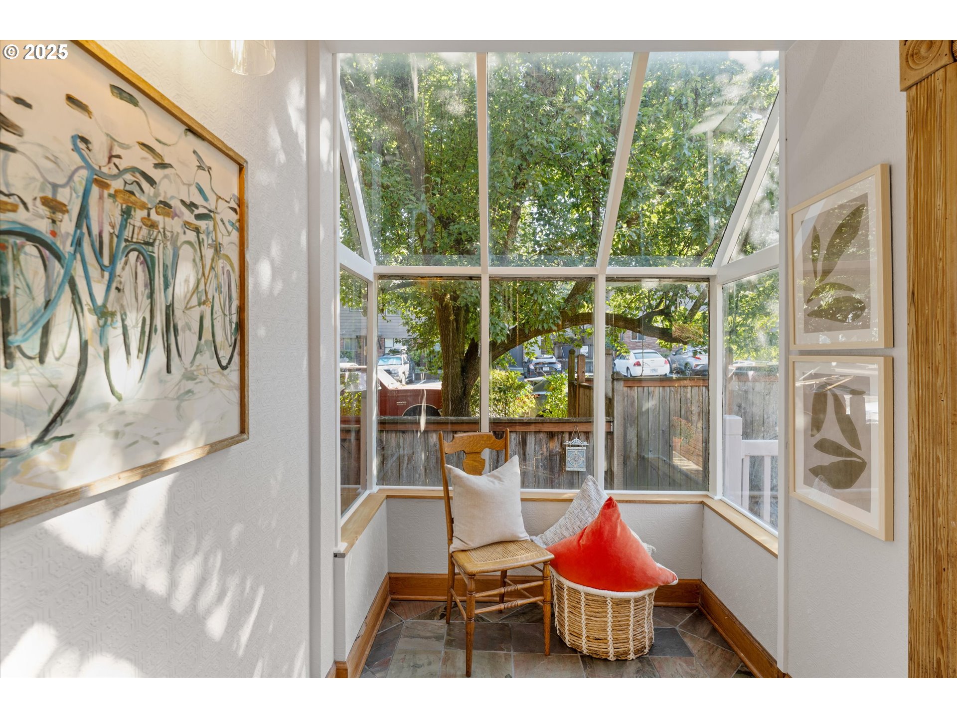 3635 South Corbett Avenue Portland, OR 97239 - Photo 21 of 30 a room with furniture and window