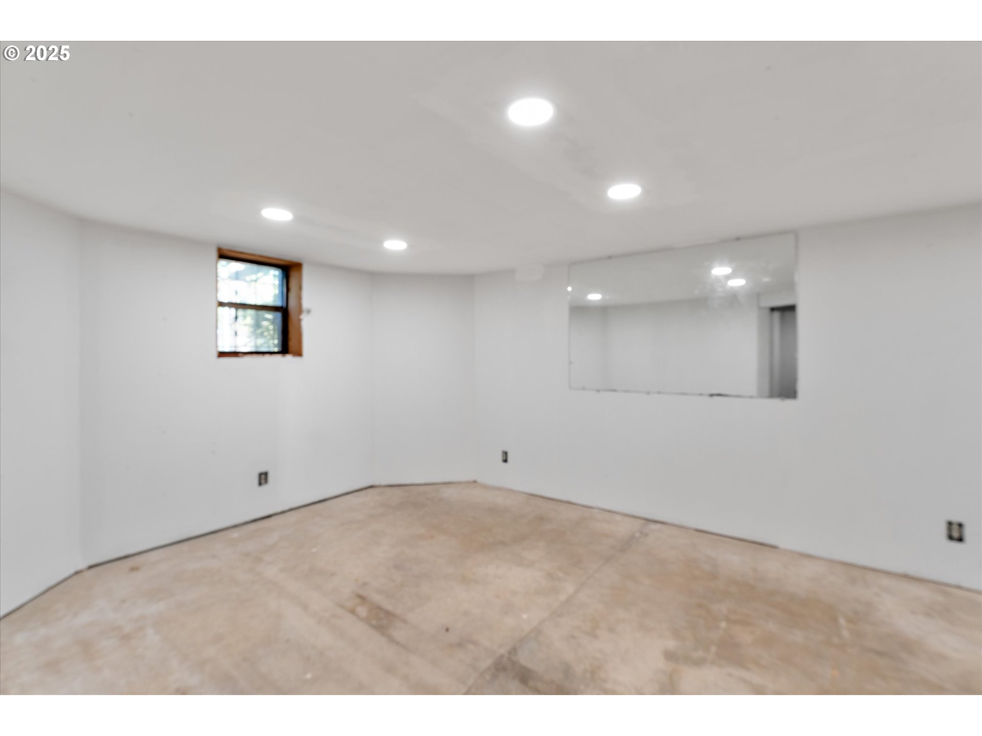 3635 South Corbett Avenue Portland, OR 97239 - Photo 24 of 30 a view of empty room
