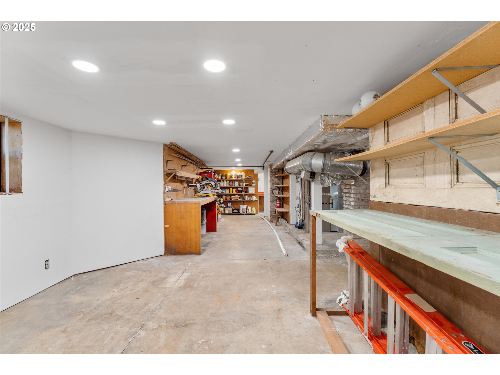 3635 South Corbett Avenue Portland, OR 97239 - Photo 25 of 30 a view of a storage & utility room