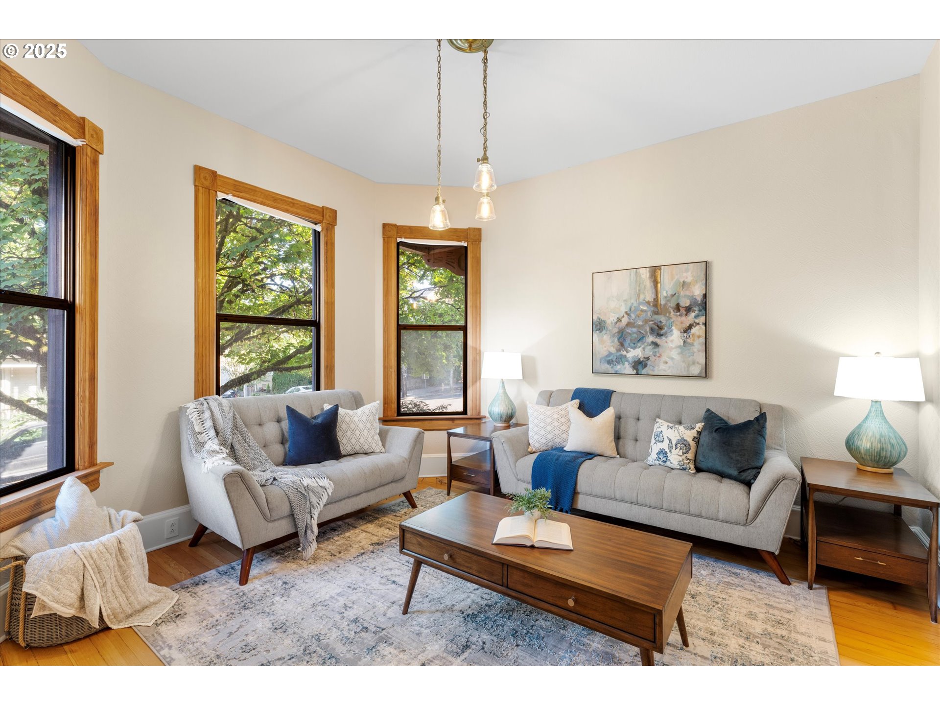 3635 South Corbett Avenue Portland, OR 97239 - Photo 5 of 30 a living room with furniture and a large window