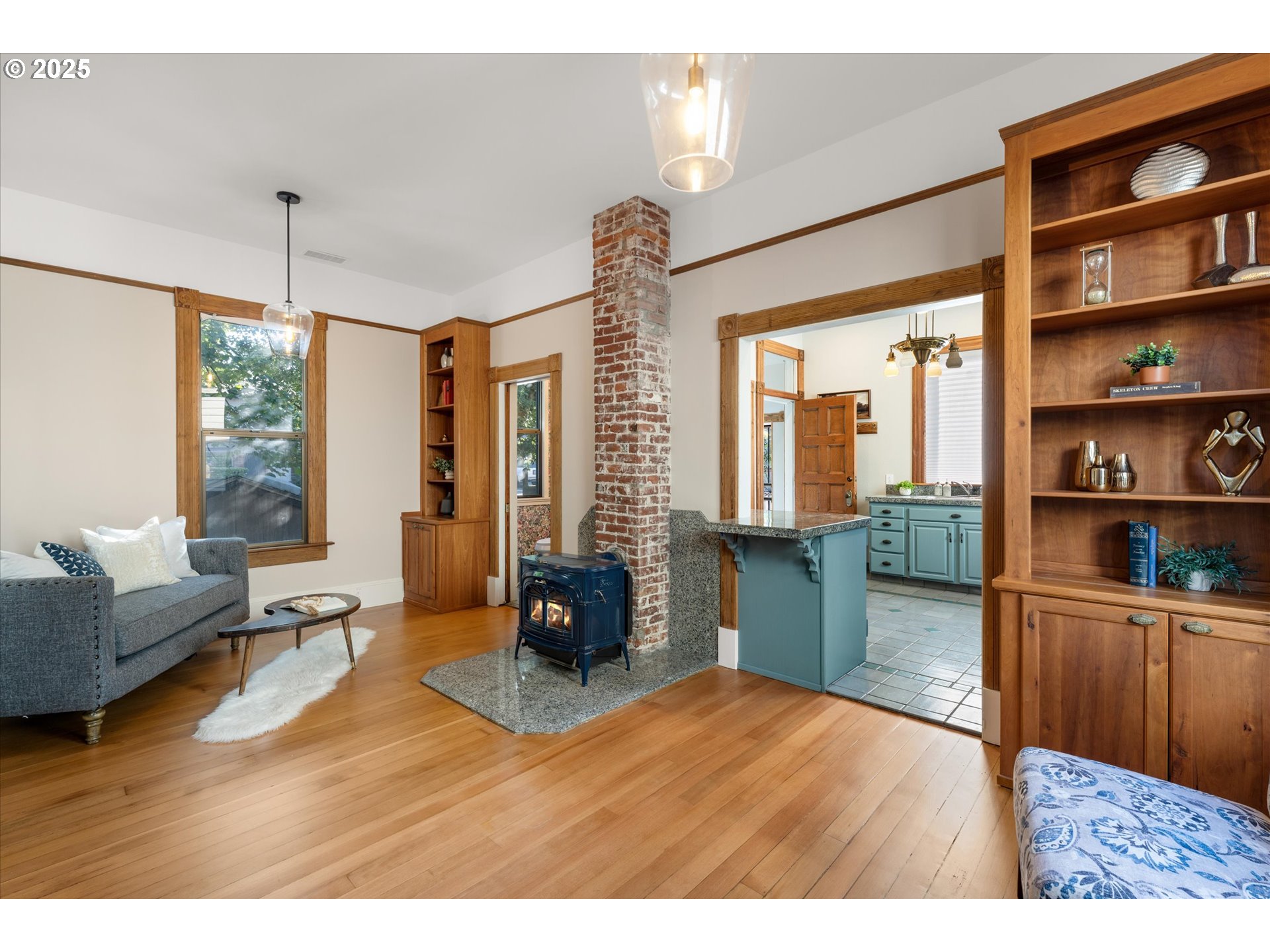 3635 South Corbett Avenue Portland, OR 97239 - Photo 10 of 30 a living room with furniture window and wooden floor