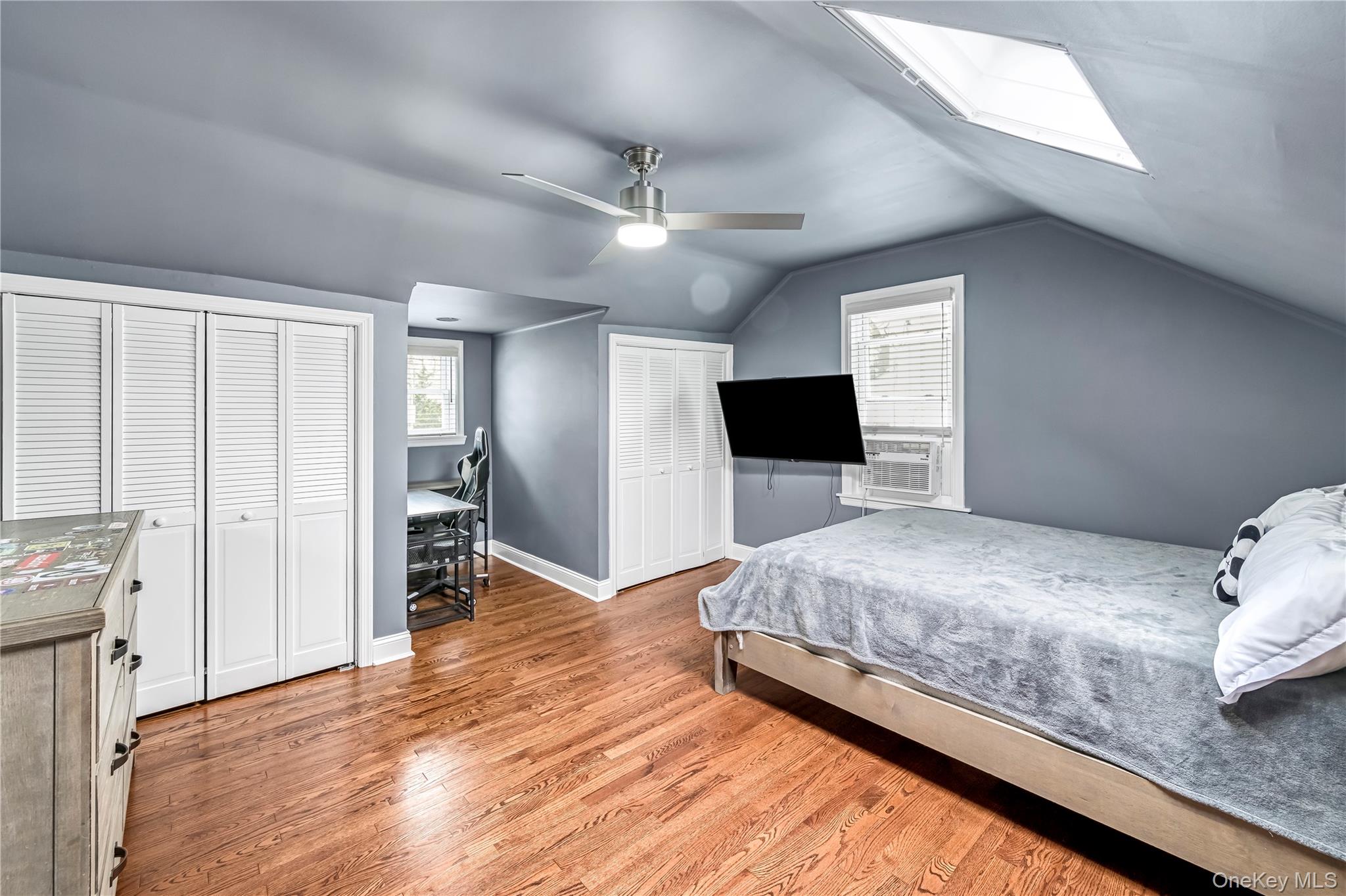 40 Wickford Road New Rochelle, NY 10801 - Photo 21 of 32 a spacious bedroom with a bed and a flat screen tv