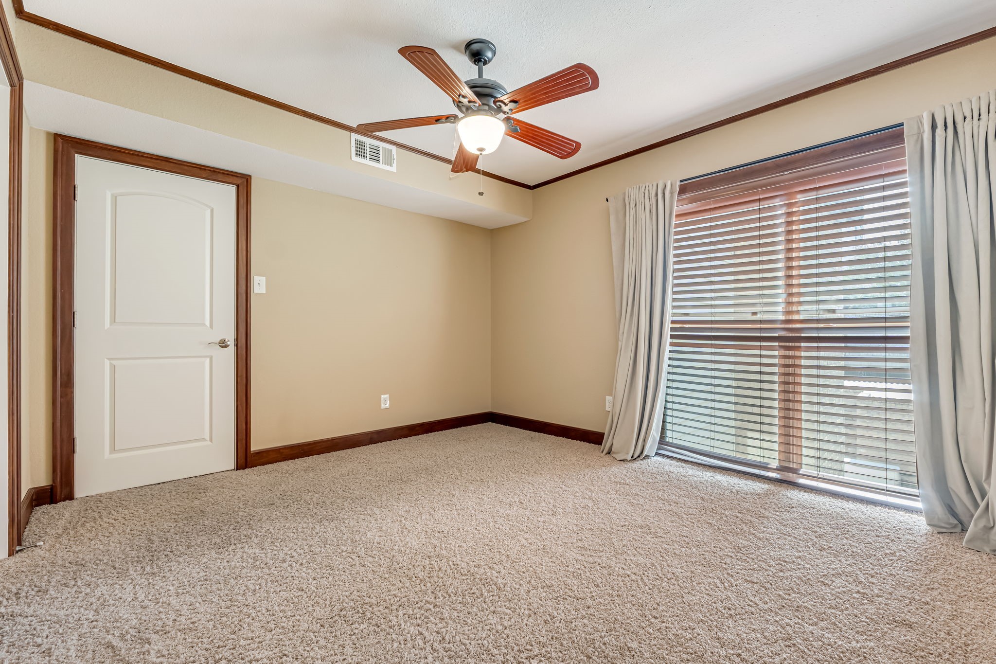 516 South Post Oak Lane, Unit 18 Houston, TX 77056 - Photo 16 of 20 Secondary bedroom with large window providing natural light.