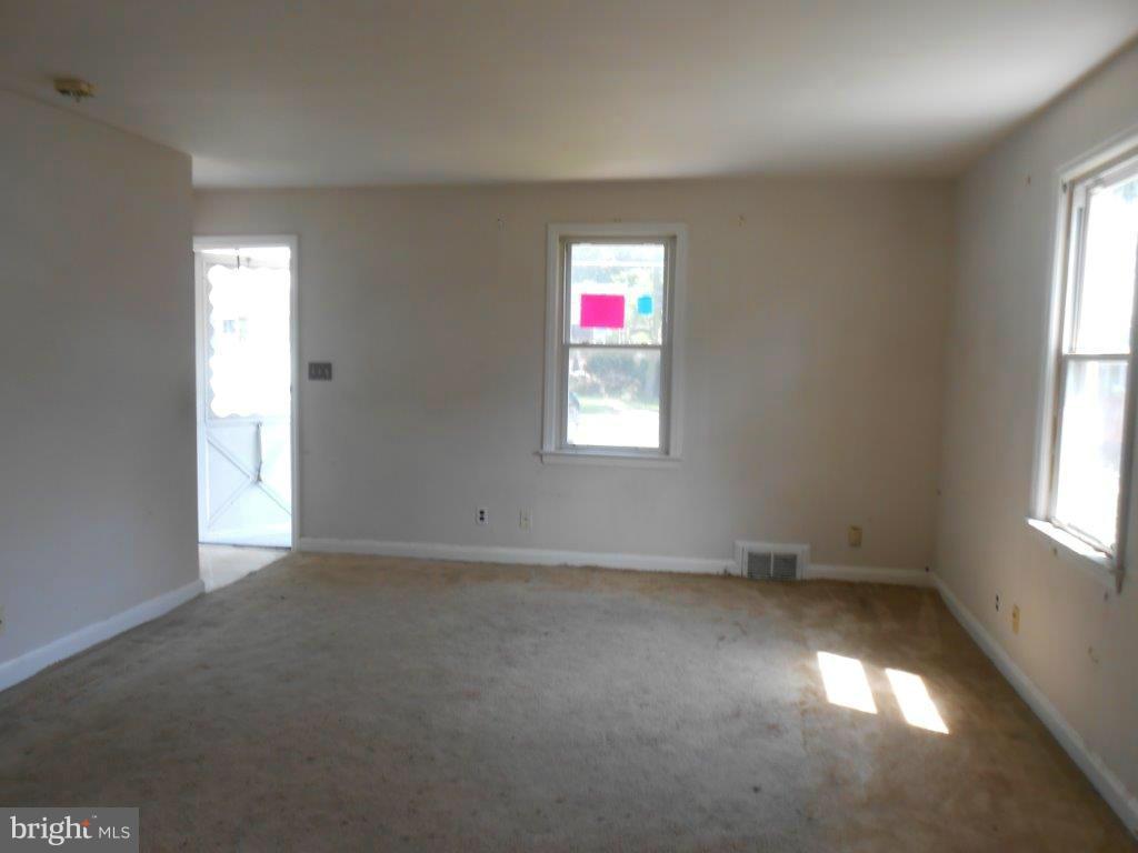 5403 Hutton Avenue Baltimore, MD 21207 - Photo 3 of 17 Living Room