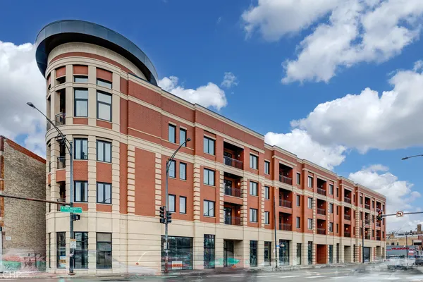 $3,300 | 2823 West Belmont Avenue, Unit 210, Chicago, IL 60618