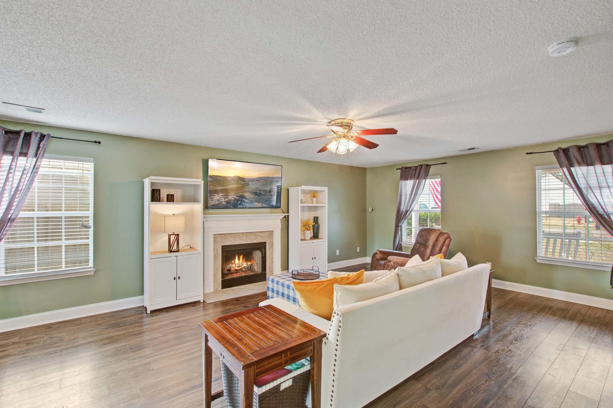 263 Dunning Road Summerville, SC 29486 - Photo 3 of 25 263 Dunning Family Room 2