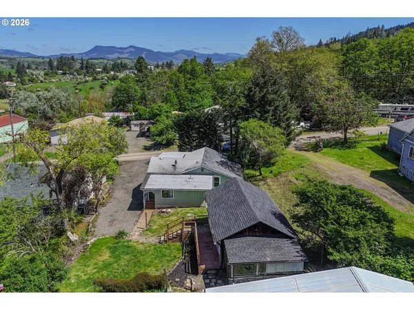 $299,900 | 411 Southeast Wells Road, Oakland, OR 97462