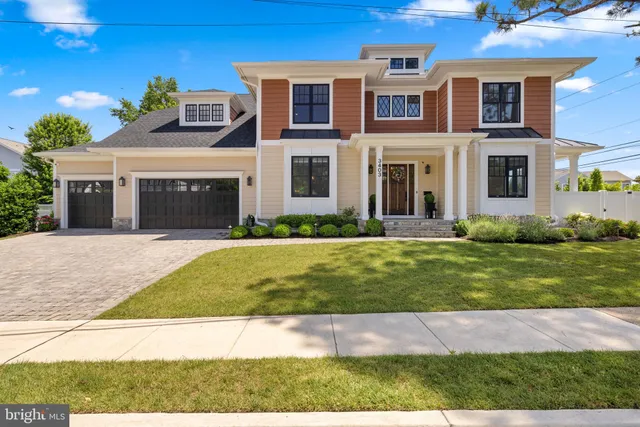 a view of a yard in front of a house
