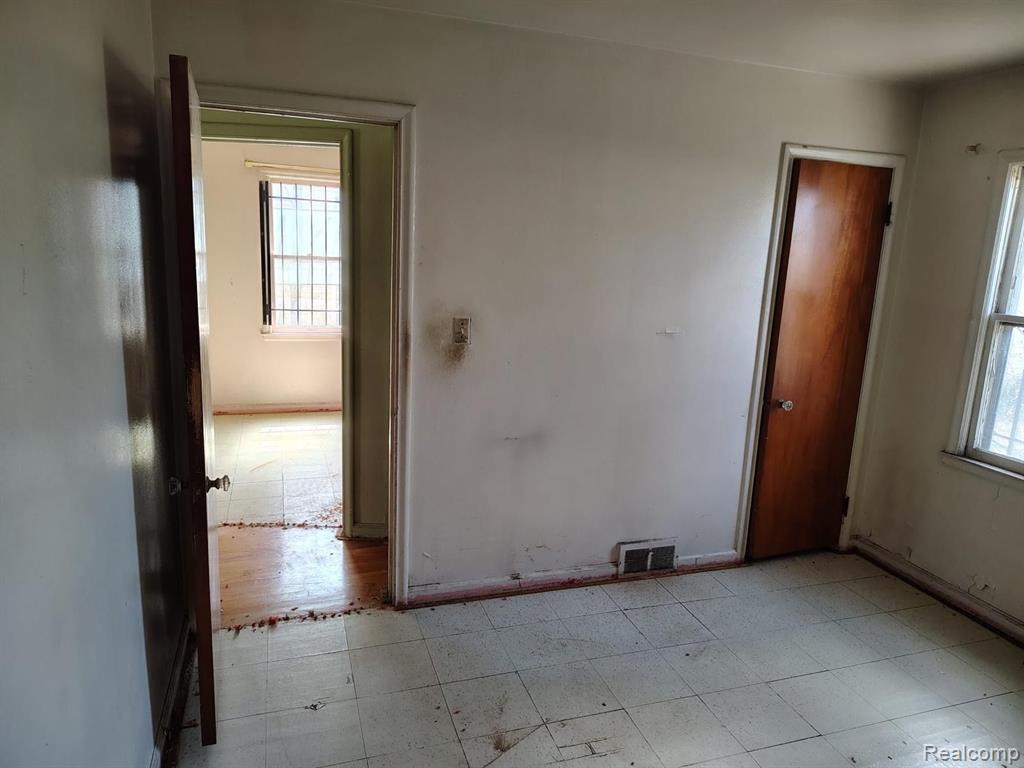 18525 Westmoreland Road Detroit, MI 48219 - Photo 7 of 8