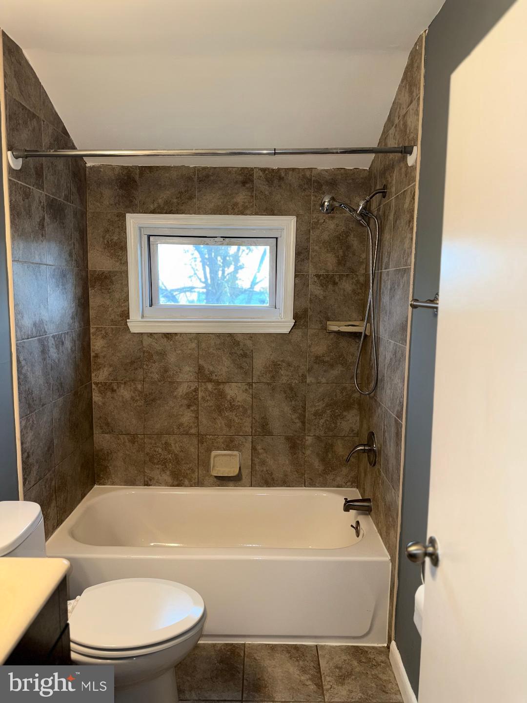 645 Queensgate Road Baltimore, MD 21229 - Photo 17 of 21 a bathroom with a sink a toilet and bathtub