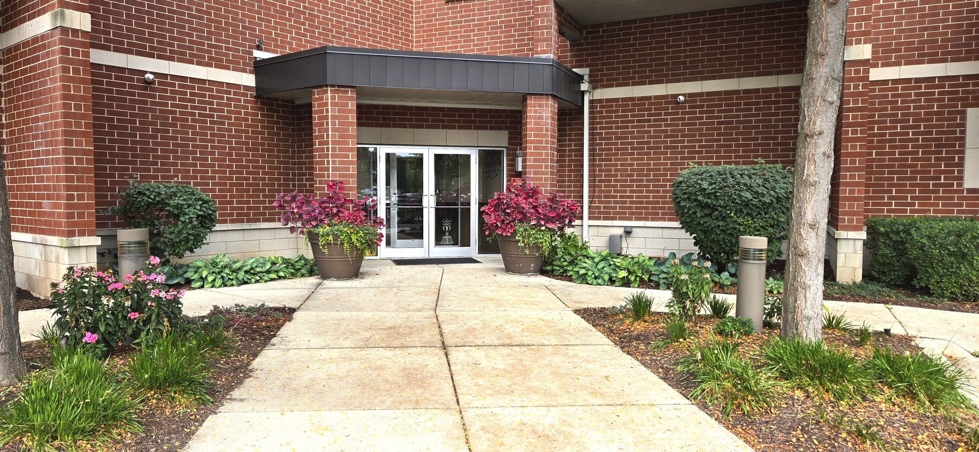 225 Main Street, Unit 201 Roselle, IL 60172 - Photo 3 of 21 a front view of a house with garden
