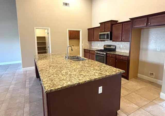 $449,500 | 6235 East Pontiac Way, Fresno, CA 93727