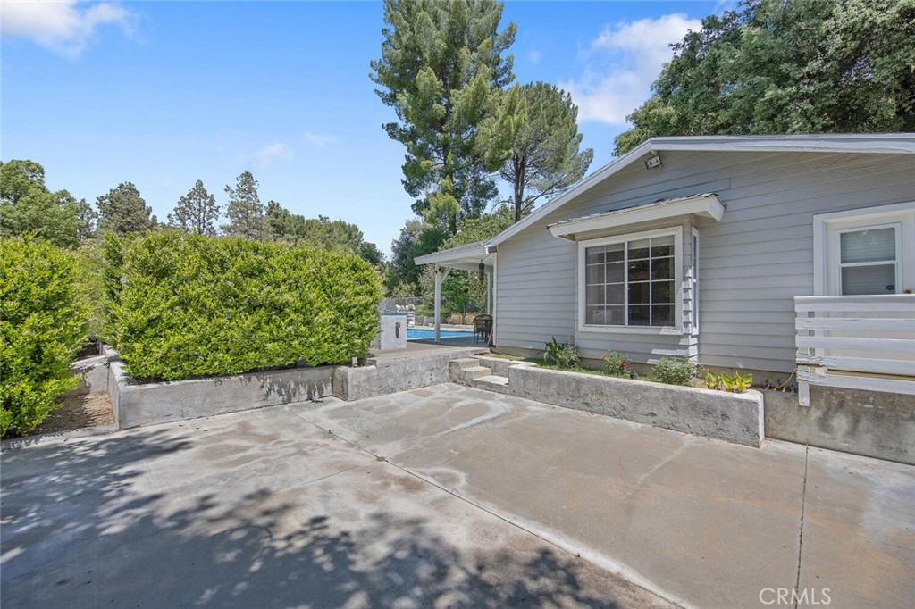 15744 Beaver Run Road Canyon Country, CA 91387 - Photo 39 of 55 a backyard of a house with plants and trees