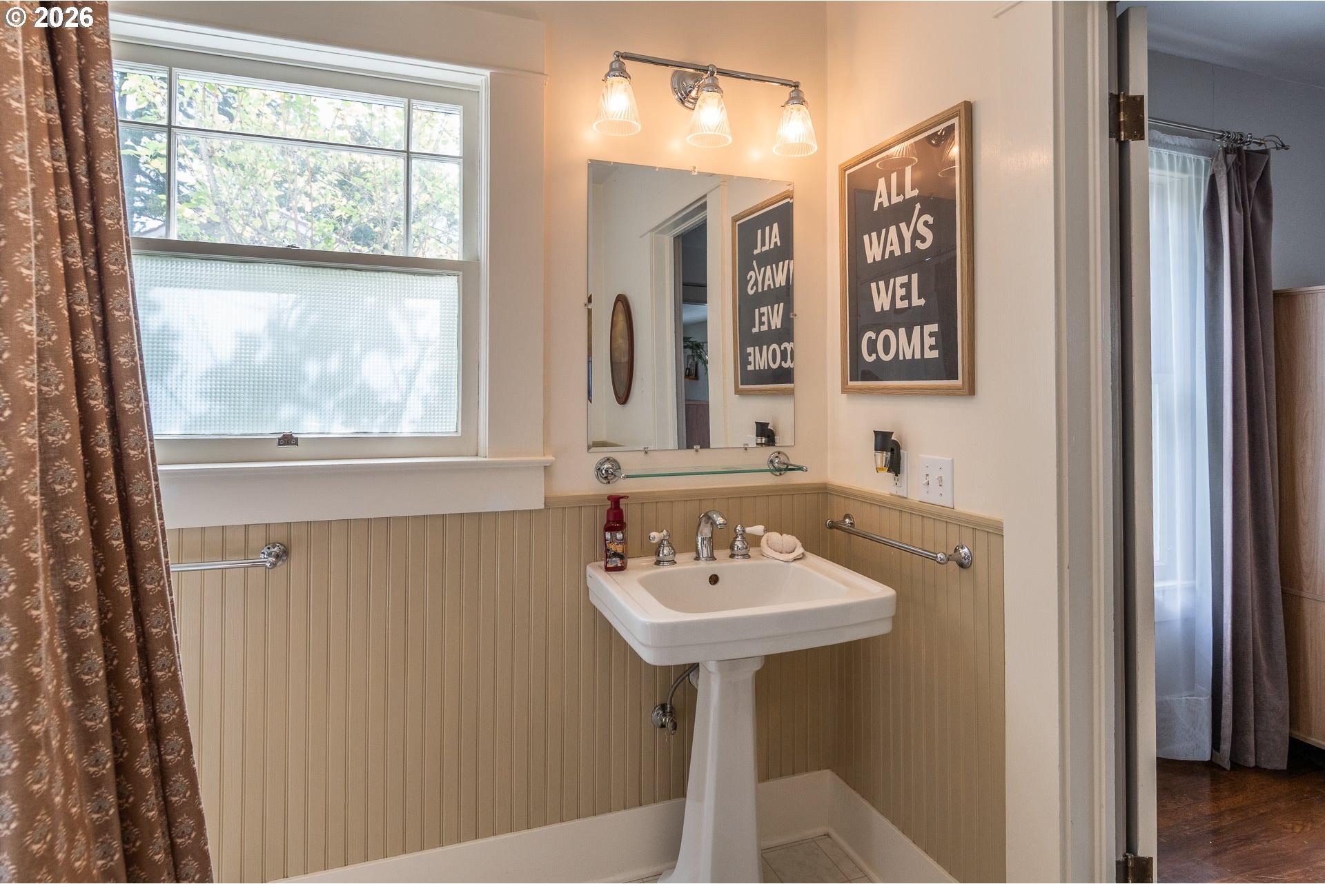 325 West Riverside Drive Roseburg, OR 97470 - Photo 19 of 48 Bathroom