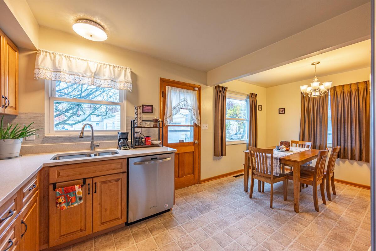 204 Deerfield Road Columbus, OH 43228 - Photo 4 of 24 204 Deerfield Rd - 24