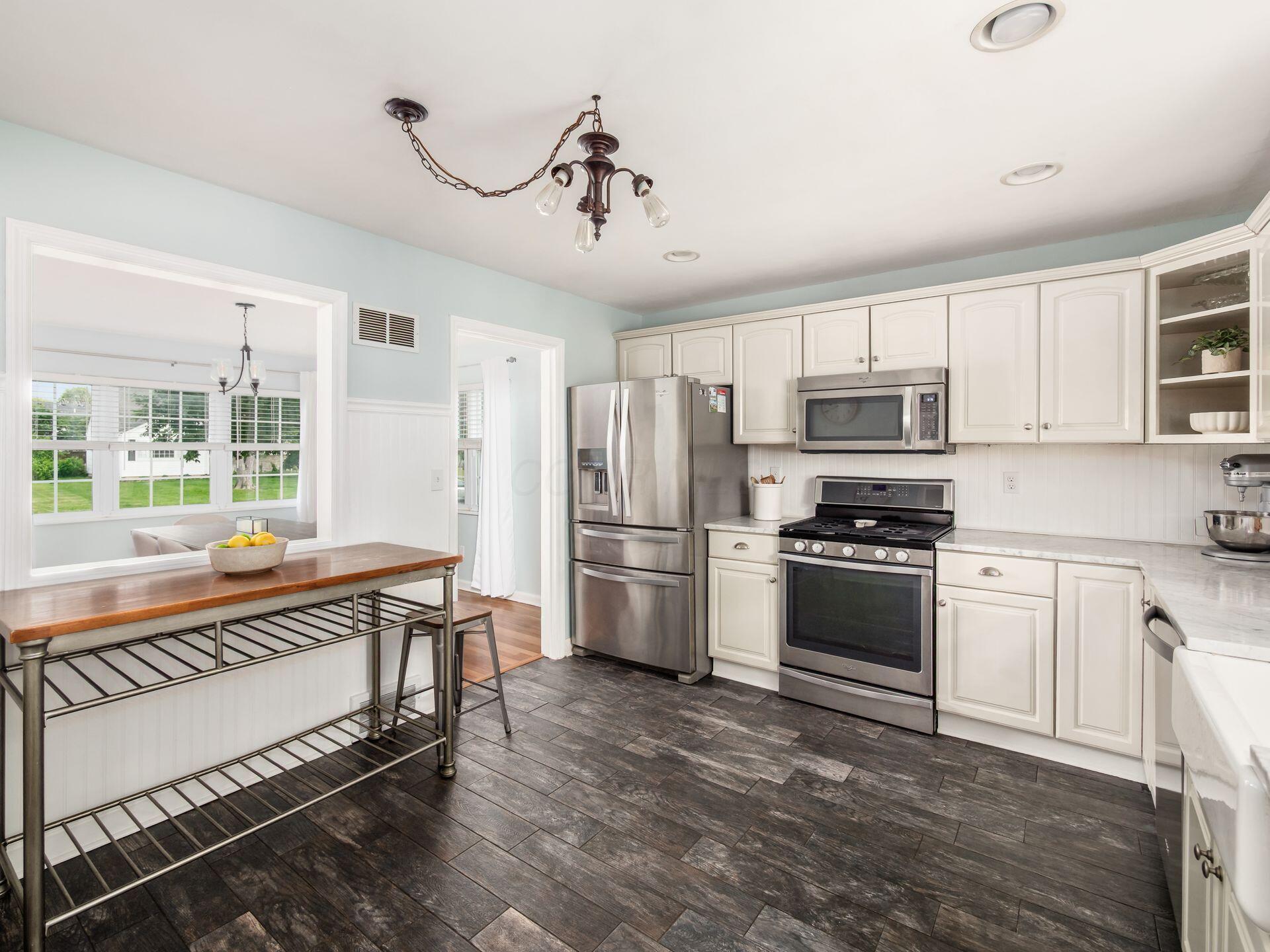2805 Brandon Road Upper Arlington, OH 43221 - Photo 8 of 40 TIle flooring, marble countertops, stainless steel appliance...what more could you ask for?