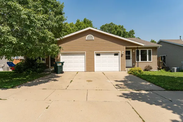 $2,100 | 3323 7th Street Northwest, Rochester, MN 55901