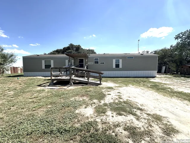 $230,000 | 934 Cr 7711, Devine, TX 78016