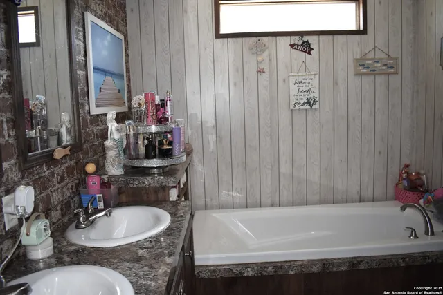 $230,000 | 934 Cr 7711, Devine, TX 78016