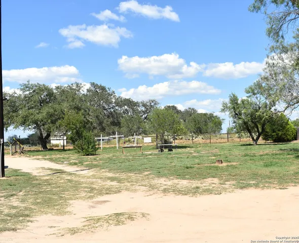 $230,000 | 934 Cr 7711, Devine, TX 78016