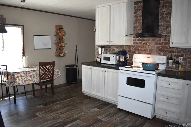 $230,000 | 934 Cr 7711, Devine, TX 78016