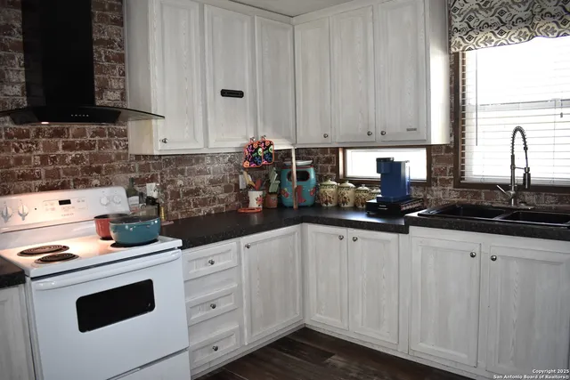 $230,000 | 934 Cr 7711, Devine, TX 78016