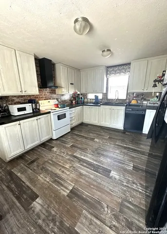 $230,000 | 934 Cr 7711, Devine, TX 78016