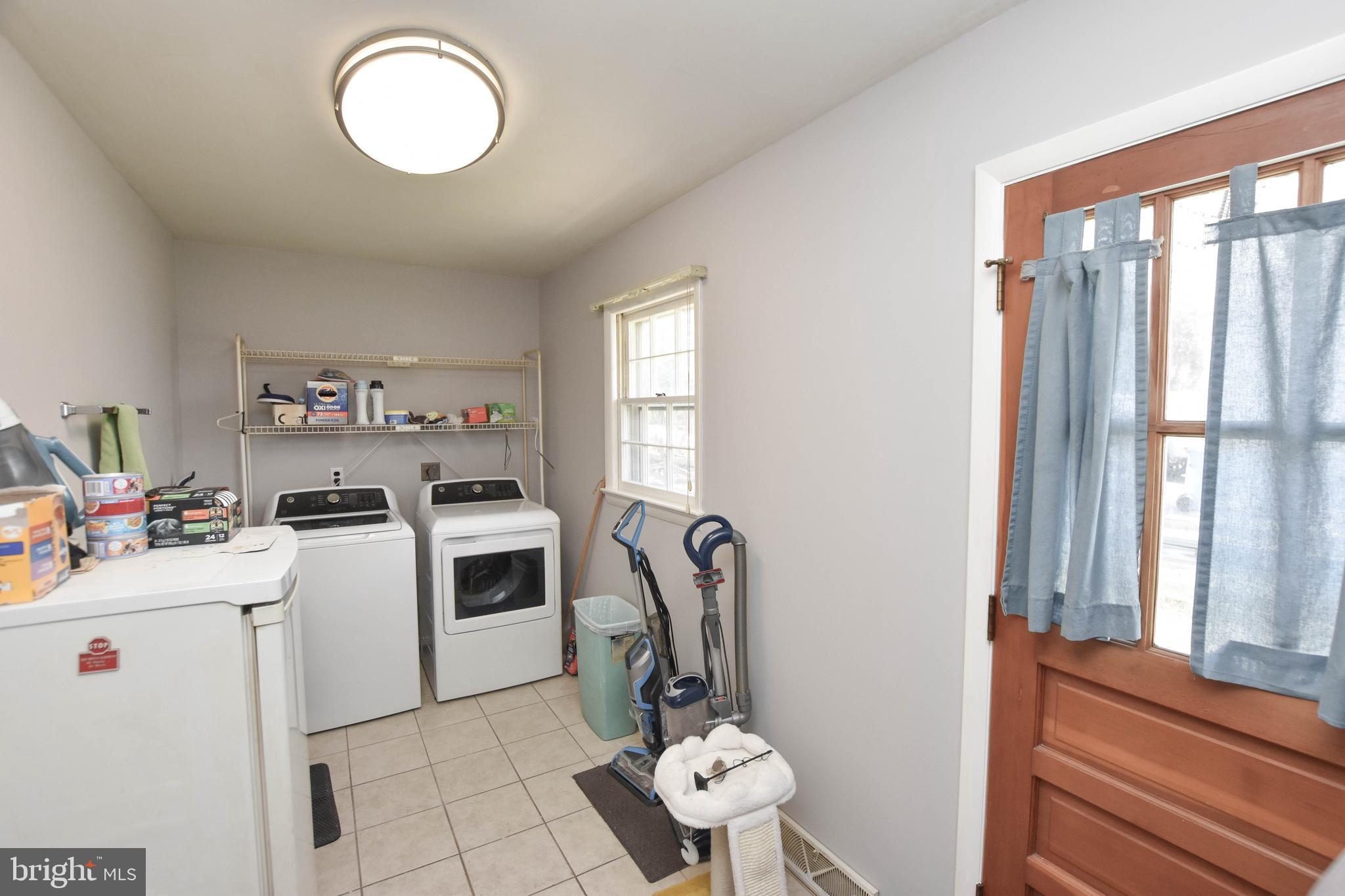 19141 Youngs Cliff Road Sterling, VA 20165 - Photo 28 of 40 Laundry/ Mud Room