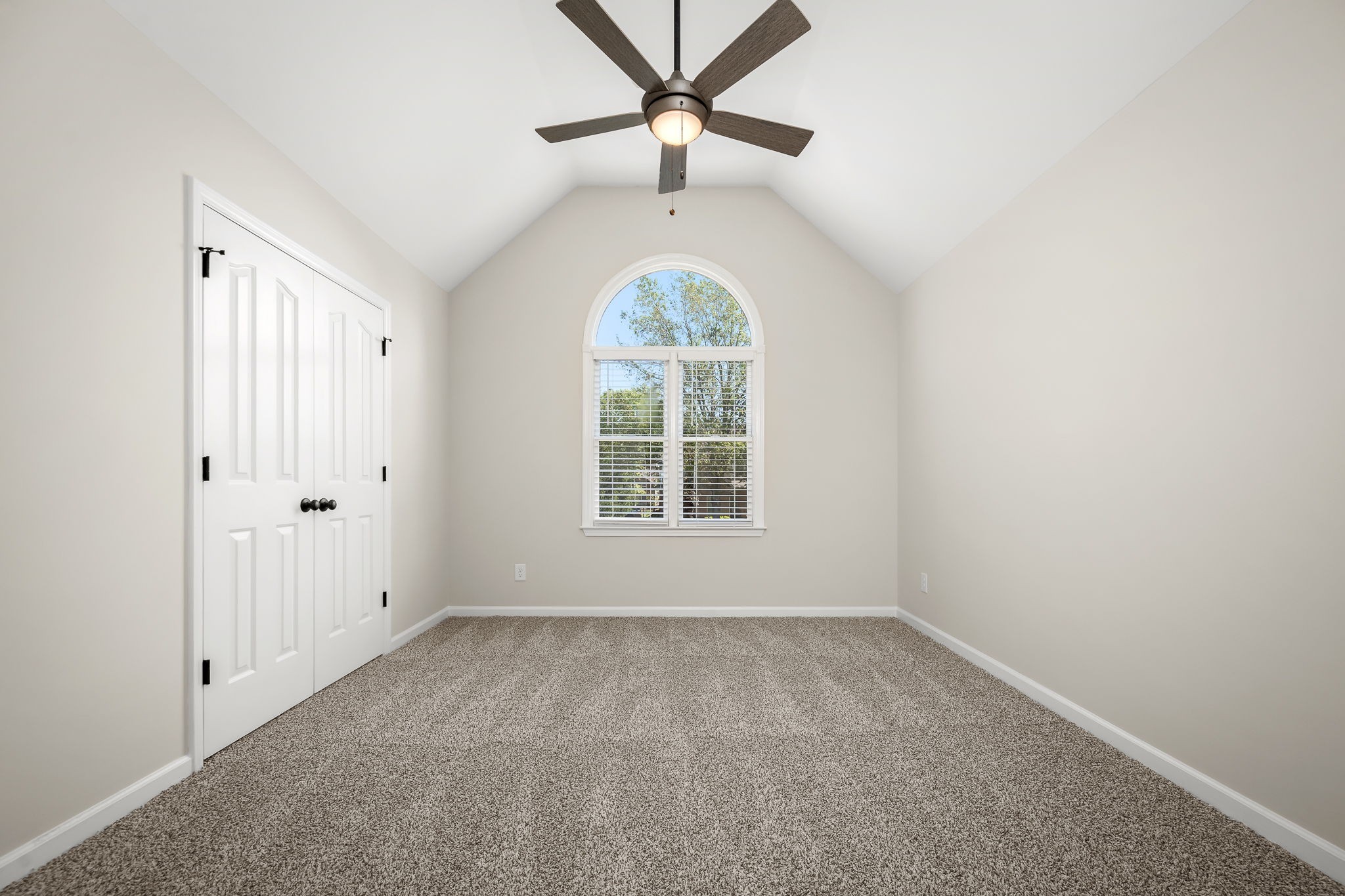 2923 Regenwood Drive Murfreesboro, TN 37129 - Photo 22 of 34 an empty room with a window and a fan